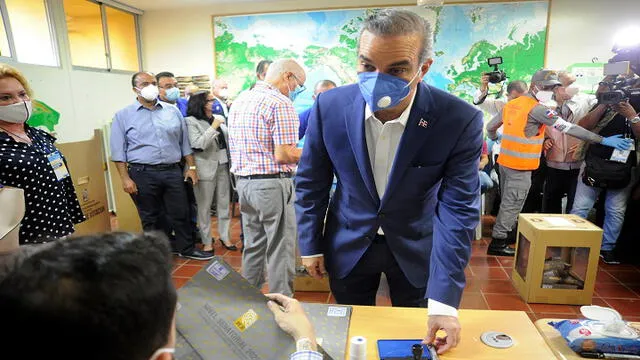 Candidato opositor Luis Abinader lidera los resultados con el 20% de los votos escrutados. Foto: AFP.