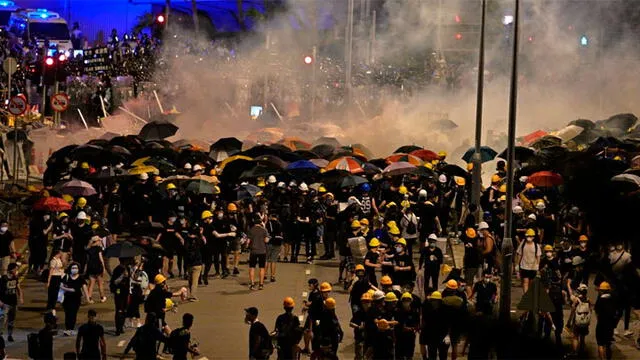 La policía de Hong Kong usa gases lacrimógenos para dispersar a los manifestantes de los alrededores. Foto: AFP.
