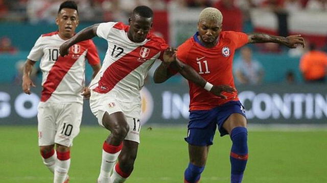 "¿No saben quién es él?", periodista chileno criticó a jugadores que enfrentaron a Advíncula