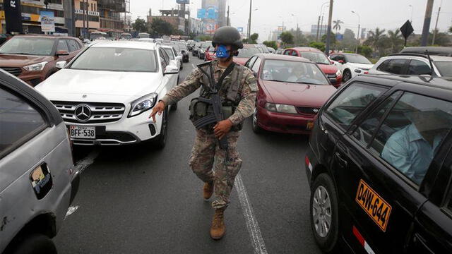 Policías y militares vienen custodiando el tránsito y el orden público durante el estado de emergencia. Foto: Reuters