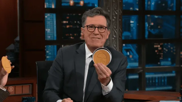 Presentador hace el juego dalgona de El juego del calamar en The late show with Stephen Colbert. Foto: captura/YouTube