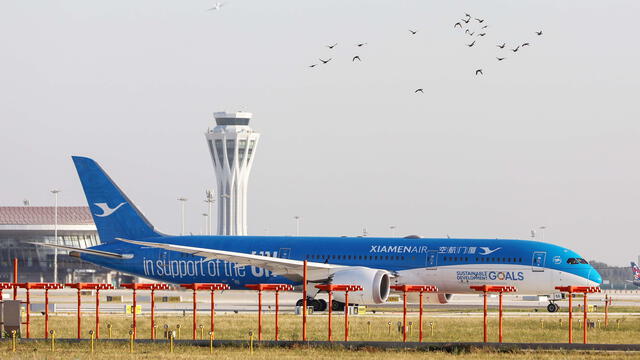 El 25 de septiembre de 2019, un avión de pasajeros de Xiamen Air se prepara para despegar del nuevo Aeropuerto Internacional Daxing de Beijing en Beijing.