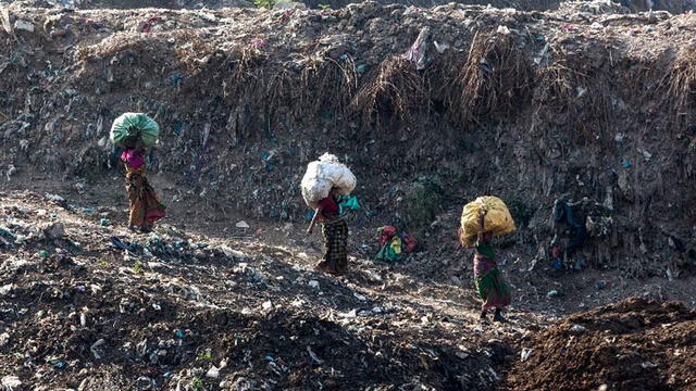 El vertedero ubicado en India recibe 10 mil toneladas de basura cada año. Foto: AFP.