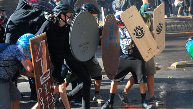 A pesar del calor y las fiestas de fin de año, la población se mantiene protestando en Chile. Foto: EFE