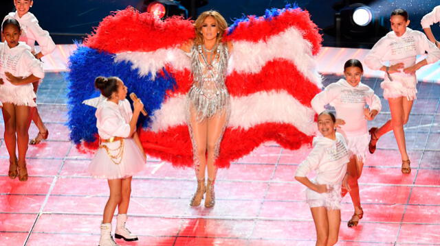 Jennifer Lopez y Emme cantando sobre el escenario del Super Bowl 2020.