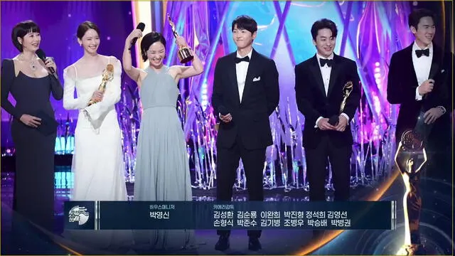 Premiados como actores más populares de los Blue Dragon Film Awards. Foto: KBS
