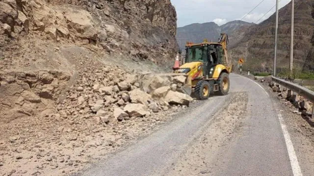 Con maquinaria pesada se limpió las carreteras afectadas por el sismo