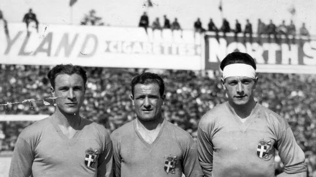 Monti (centro) con la selección italiana. Foto: difusión