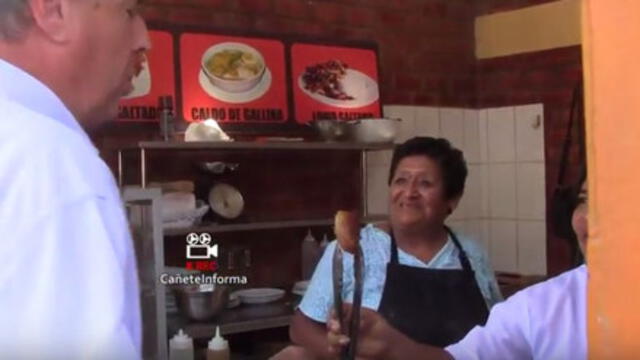 Alfredo Barnechea rechazó trozo de chicharrón que le ofrecieron en restaurante de Cañete durante la campaña para elecciones 2016. Foto: captura Cañete Informa.