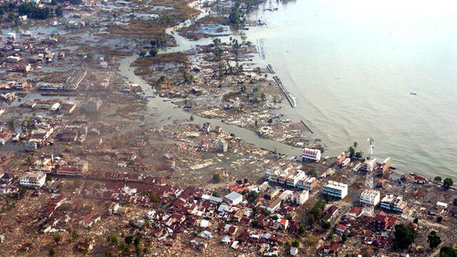 Incrementa la cifra de víctimas tras tsunami en Indonesia: 429 muertos y casi 1500 heridos