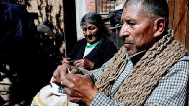 La pareja potenció su arte textil con un programa de Pensión 65. Foto: Andina