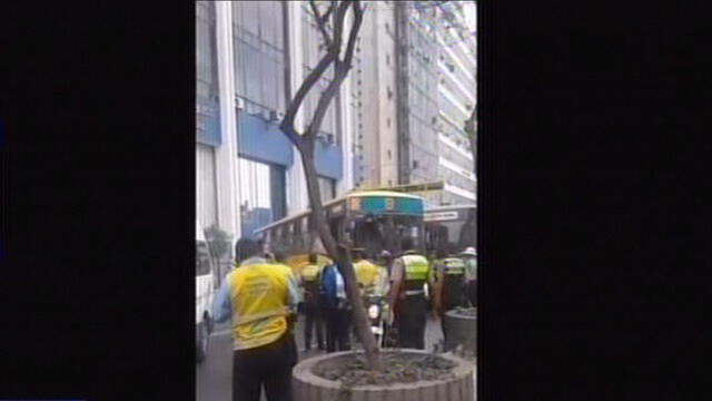 Centro de Lima: Conductor de bus atraviesa su unidad para evitar que grúa se lo lleve [VIDEO]