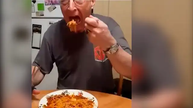 Facebook viral: Abuelo usa extraño truco para comer fideos y causa furor en las redes [VIDEO]
