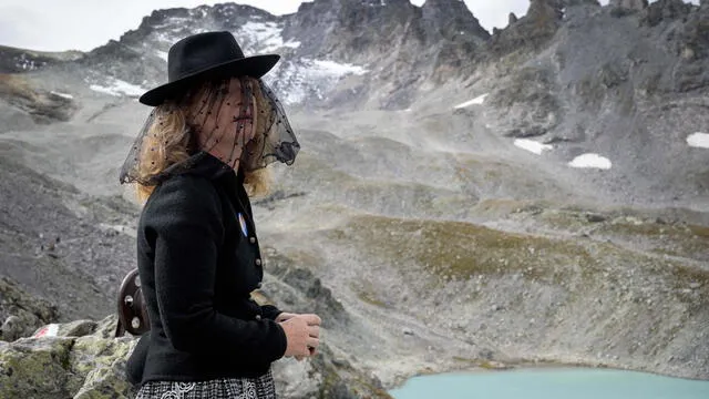 Una mujer participa en una ceremonia para conmemorar la 'muerte' del glaciar Pizol (Pizolgletscher) el 22 de septiembre de 2019 sobre Mels, este de Suiza.