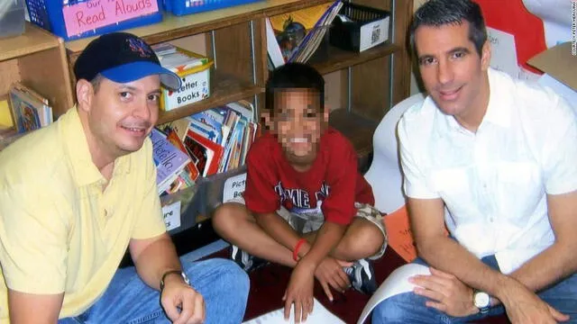 Pete y Danny junto a Kevin, quien en esa foto tenía 6 años. Foto: EFE