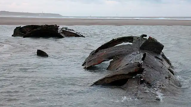 Hallan varado un submarino de guerra de hace 100 años en las costas de Francia [VIDEO]