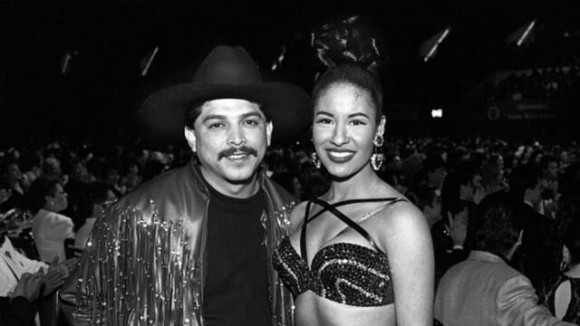 Emilio Navaira al lado de Selena Quintanilla. (Foto: Univision)