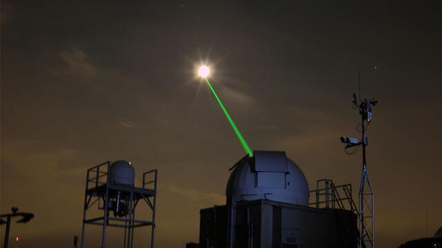 Luz láser dirigida por una estación a la Luna. Foto: NASA.
