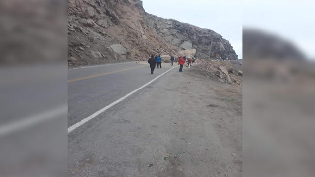 Vehículos varados por derrumbe en carretera de Arequipa