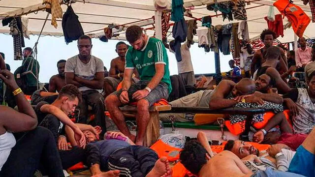 Migrantes fueron rescatados por la embarcación española Open Arms. Foto: El País.