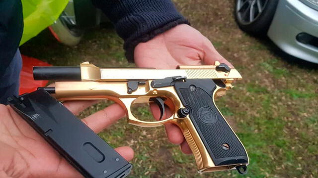 Un arma dorada fue incautada dentro de la vibvienda de 'El patrón del Oeste'. Foto: Infobae.