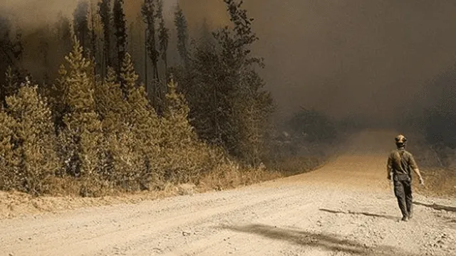YouTube: bomberos tratan de salvar mangueras mientras tornado de fuego ataca [VIDEO]