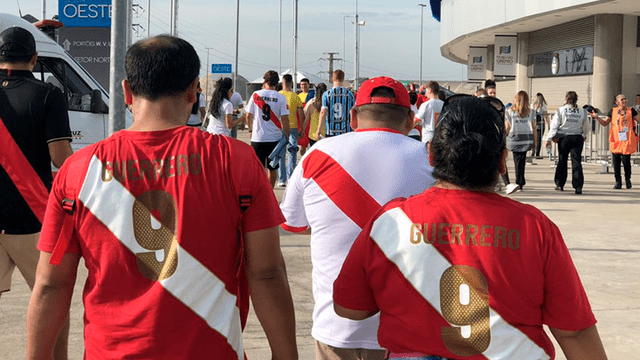 Periodista brasileño asombrado por la cantidad de camisetas con la 9 de Paolo Guerrero Periodista brasileño asombrado por la cantidad de camisetas con la 9 de Paolo Guerrero
