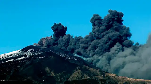 Alarma en Italia por erupción de volcán Etna que ya provocó 150 movimientos sísmicos