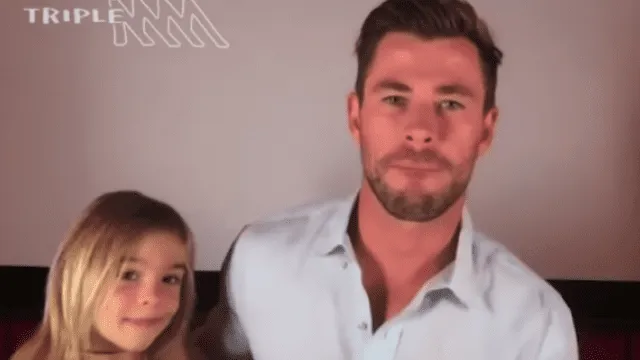 Hijo de Chris Hemsworth arruina entrevista de su padre en hilarante escena. (Foto: Triple M)