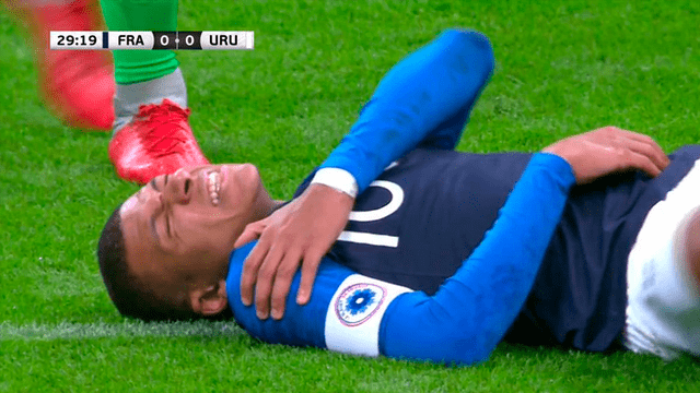 Mbappé sufrió escalofriante caída y salió lesionado del Francia vs Uruguay [VIDEO]