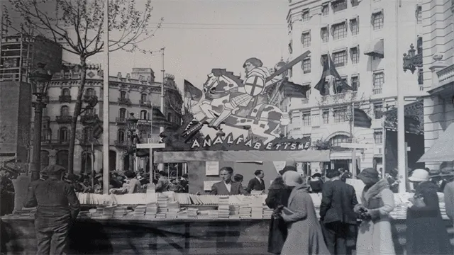 Parada de la librería Catalònia el Sant Jordi de 1932. Foto: Gabriel Casas.