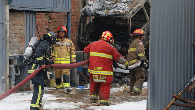 Incendio en taller de conversión de vehículos a gas deja un muerto y tres heridos en SMP