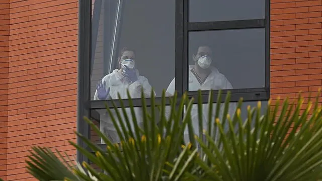 Trabajadores en residencia de ancianos deberán contar, al menos, con experiencia en el rubro. (Foto: Fernando Villar / EFE)