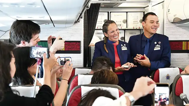 Escoltado desde el aire y en olor de multitud: Francisco ya está con nosotros