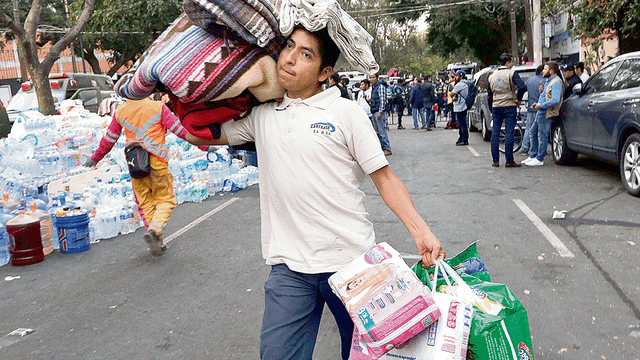 Niña atrapada en escombros conmociona a todo México [FOTOS]