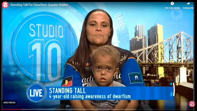 Quaden Bayles junto a su madre en una entrevista