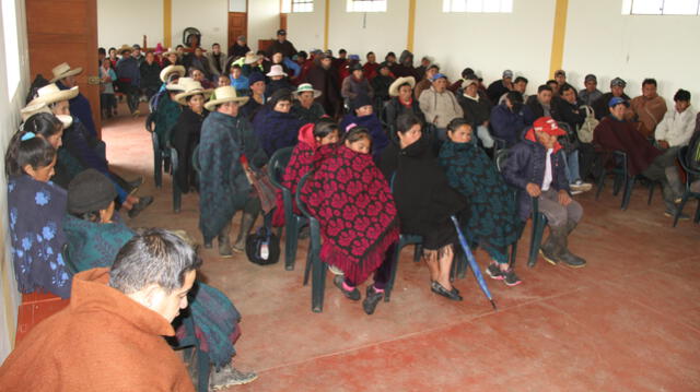 Asamblea de pobladores que se beneficiarán con obra de agua y saneamiento