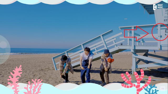 "Super tuna": El número 5 aparece en la torre salvavidas del video. Foto: composición LR / Imagen: captura YT