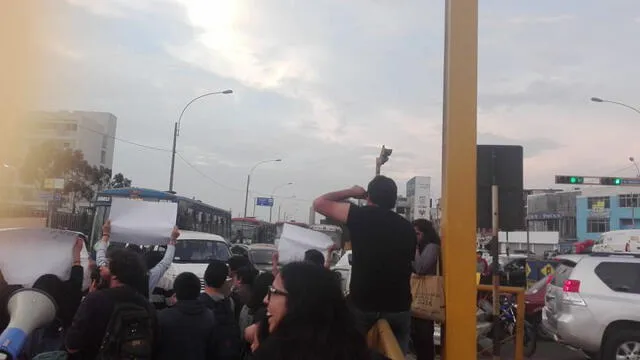 PUCP: estudiantes vuelven a bloquear avenida Universitaria por cobros ilegales [VIDEO]