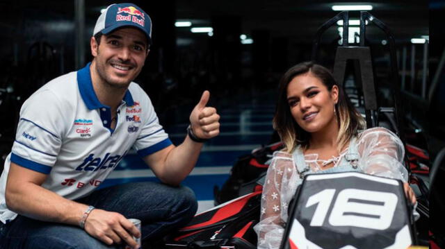 Karol G y el piloto Memo Rojas. Foto: Red Bull