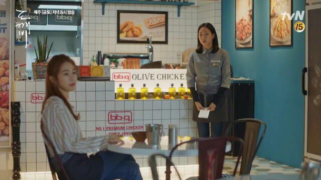 Escena de Goblin con Kim Go Eun y  Yoo In Na en Olive Chicken Cafe.