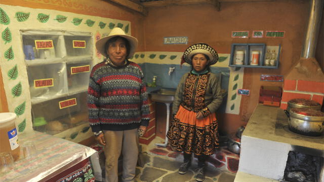 Foncodes entrega a las familias tecnología para mejorar sus viviendas. Se trata de cocinas mejoradas, que evitan el humo causante de diversos males. Foto: Edson Flores Silloca