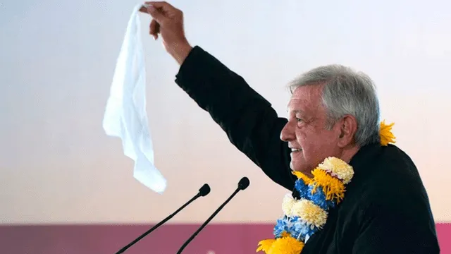 López Obrador alza bandera blanca como símbolo de que ya no hay corrupción en las altas esferas del gobierno mexicano. (FOTO: Twitter)