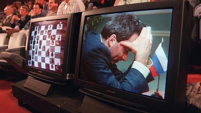 Kasparov muy pensativo en el segundo enfrentamiento contra Deep Blue en 1997. Foto: AP