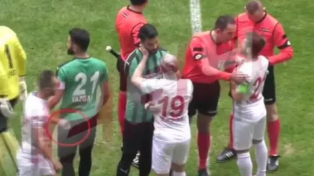 Turquía: Jugador estuvo en el campo con una cuchilla y agredió a varios rivales [VIDEO] 