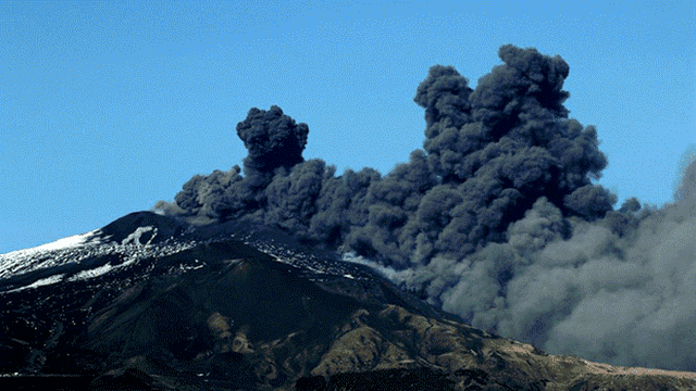 Volcán Etna provoca fuerte sismo de 4.8 que dejó derrumbes y 10 heridos [FOTOS]