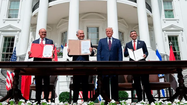 Delegaciones de Israel y Emiratos Árabes Unidos (EAU) firmaron un histórico acuerdo de paz negociado por Estados Unidos en la Casa Blanca. Foto: AFP