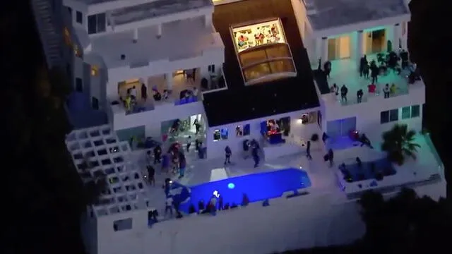 Fiesta masiva y clandestina en Beverly Crest obligó al alcalde de Los Ángeles a tomar la medida de corte de servicios. (Foto" KTLA5)