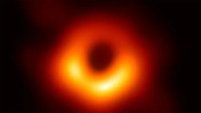 La primera imagen captada de un agujero negro. Crédito: EHT.
