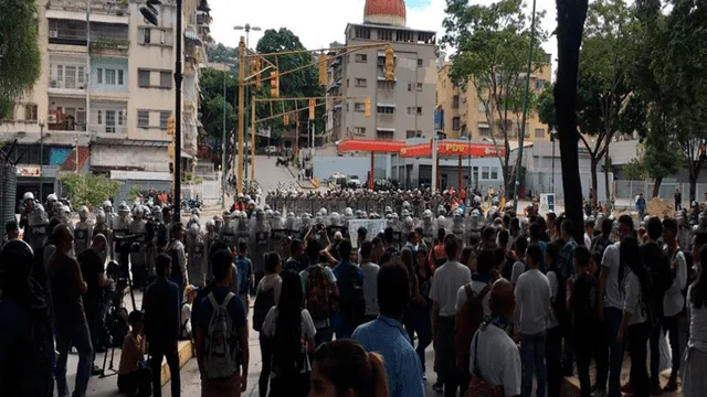 Policías de Nicolás Maduro reprime protesta de universitarios contra la crisis [FOTOS]